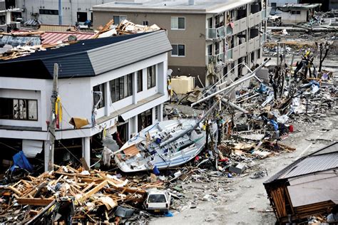  De 2011 Tohoku Aardbeving en Tsunami: Een Ooggetuigeverslag van de Onverwachte Heldendaden van Daisuke Miyazaki