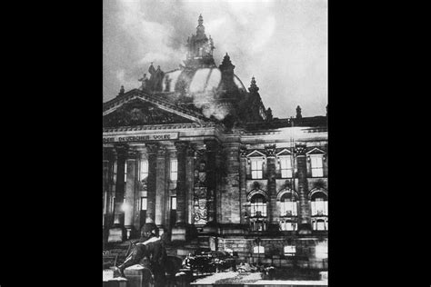 De Reichstagbrand; Een Verraderlijke Nacht van Vlammen en Politieke Intriges