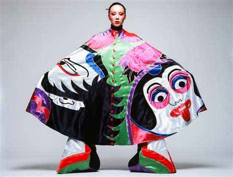 De Kansai Yamamoto Fashion Show: Een Kleurrijke Explosion van Avant-Garde Kleding en Culturele Fusie